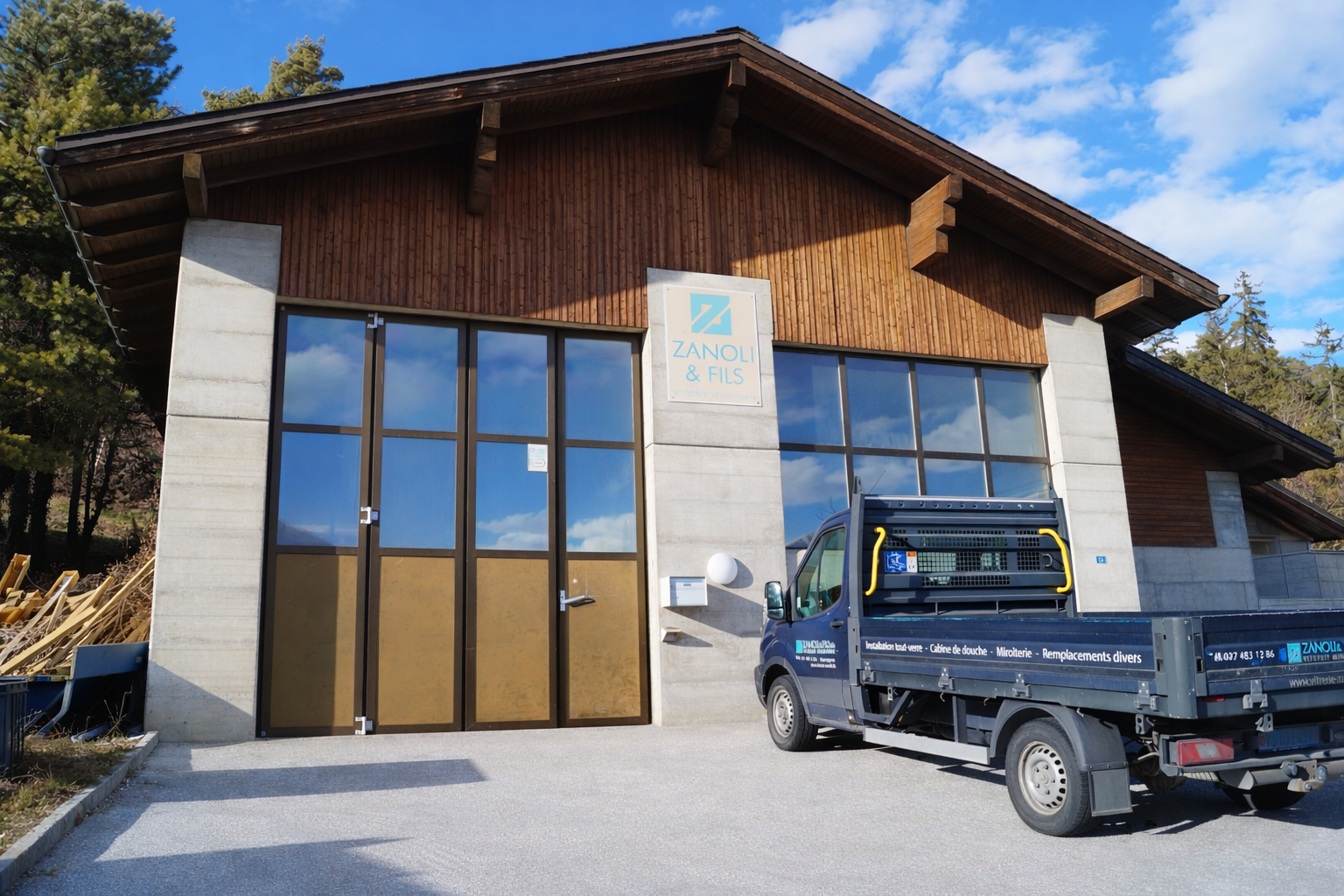 L’atelier de la Vitrerie Zanoli & Fils SA à Chermignon et son utilitaire. .