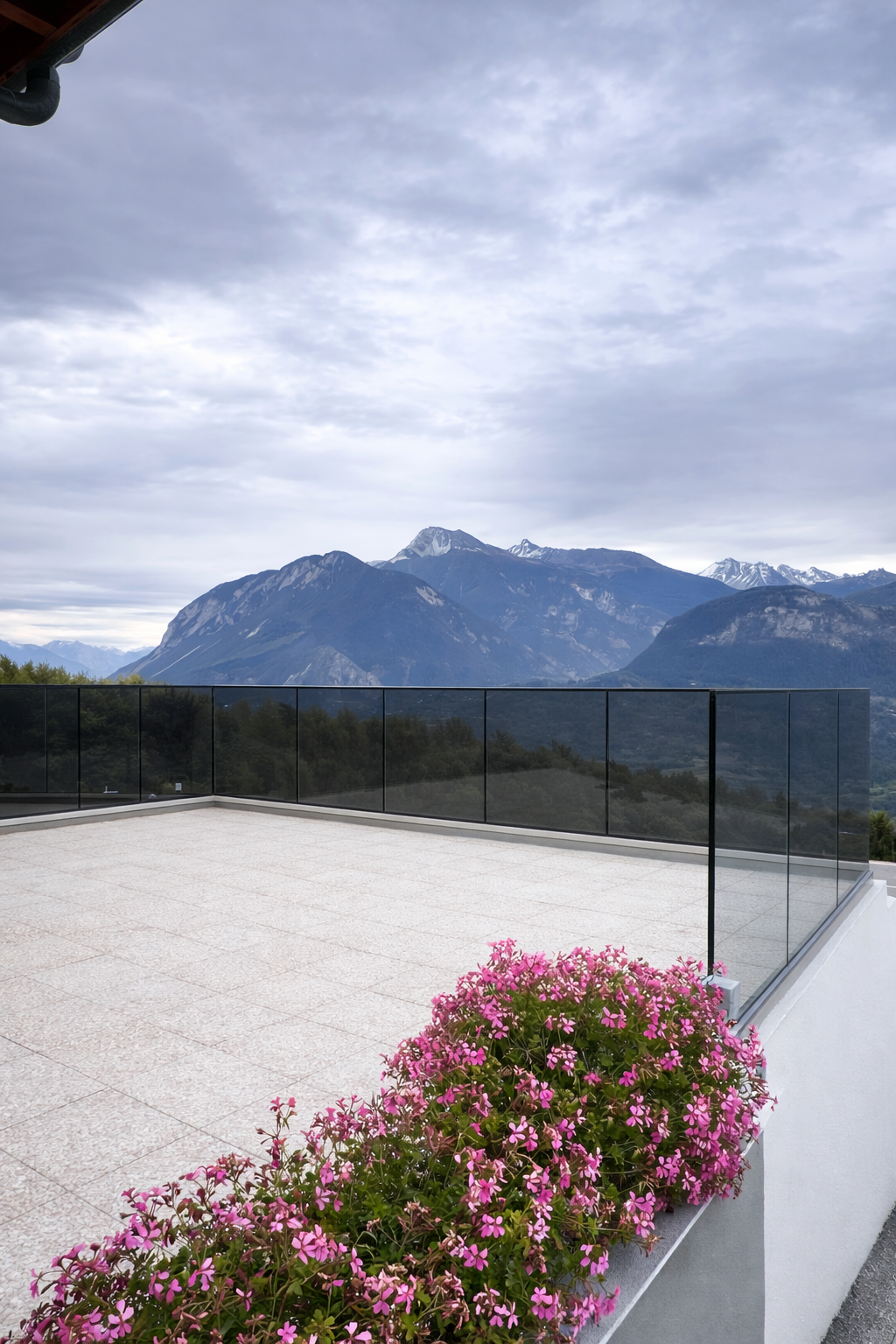 Garde-corps en verre extérieur pour terrasse avec vue panoramique, installation vitrerie moderne.