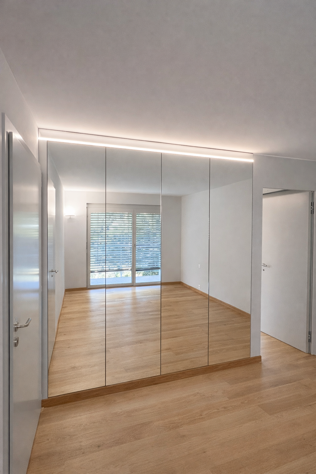 Miroir mural sur mesure avec éclairage LED intégré dans intérieur moderne.