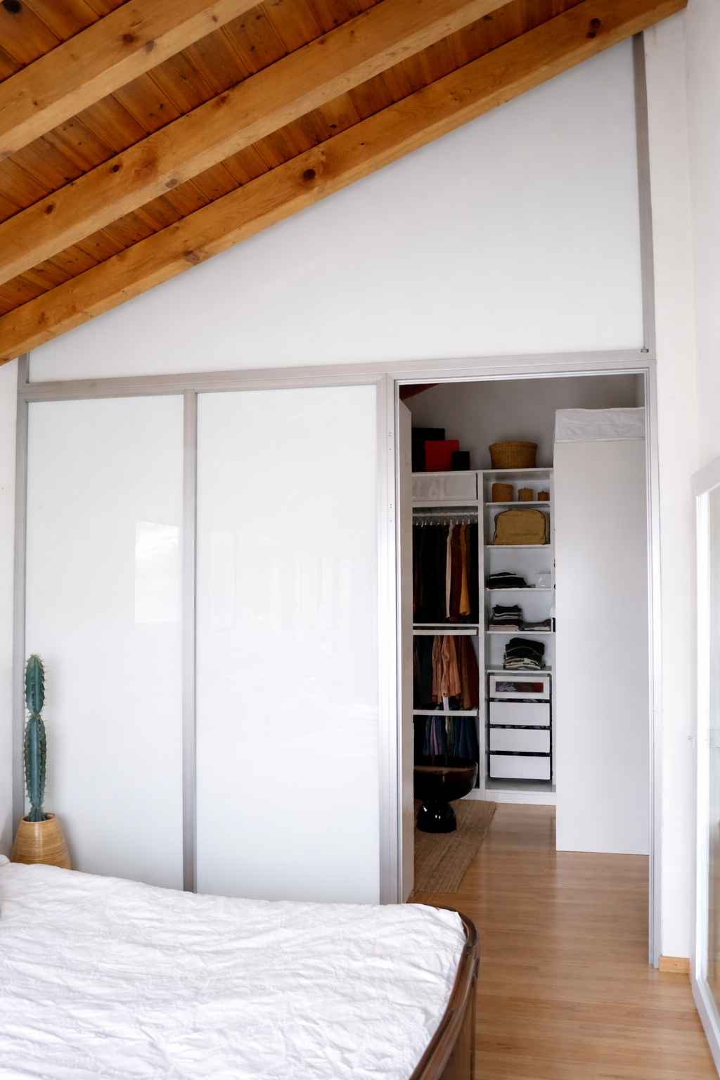 Paroi en verre pour séparer deux pièces.